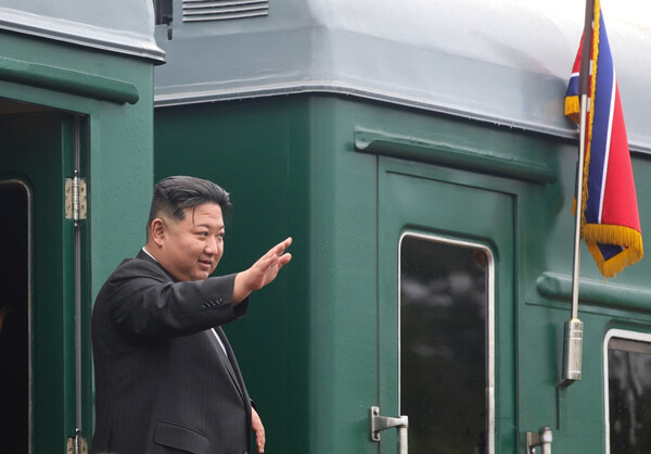 김정은 북한 국무위원장이 17일(현지시간) 러시아 연해주 아르툠1 기차역에서 북한으로 돌아가는 열차에 오르며 인사하고 있다.  [로이터연합]