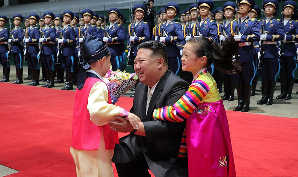 김정은 국무위원장이 환영 행사에서 한복을 차려입은 남녀 어린이들로부터 꽃다발을 받고 있다. [조선중앙통신=연합뉴스]