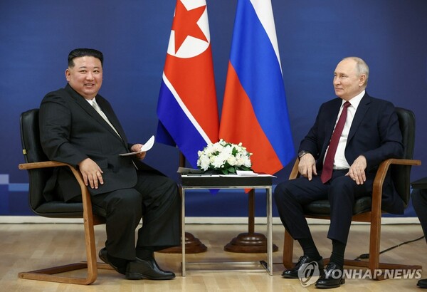 지난 13일(현지시각) 김정은 북한 국무위원장과 블라디미르 푸틴 러시아 대통령이 만난 모습. [사진=연합뉴스]