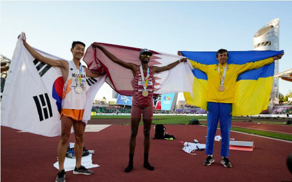 지난해 7월 19일 미국 오리건주 유진의 헤이워드 필드에서 열린 '2022세계육상선수권대회'에서 은메달을 딴 우상혁이 1위를 한 카타르의 바르심(가운데), 3위 우크라이나의 안드리 프로첸코(오른쪽)와 포즈를 취하고 있다.  [AP연합]