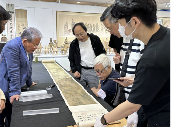 김종춘 회장이 최근 다보성갤러리를 찾은 중국 '고미술감정가' 들과 함께 작품을 살펴보고 있다. [다보성갤러리 제공]