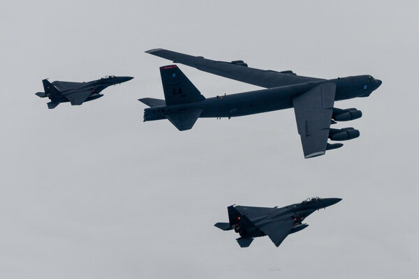 지난 3월 韓 전투기와 연합공중훈련을 펼치는 B-52H 전략폭격기. B-52H에는 핵무기 탑재가 가능하다. [국방부 제공]