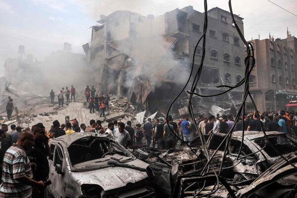 가자지구 자발리아에서 공습으로 부서진 건물과 차량들 사이로 팔레스타인인들이 생존자 수색에 나서고 있다. [AFP연합]