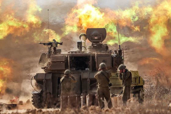 지난 11일(현지시간) 팔레스타인 무장 정파 하마스의 기습 공격에 대응해 이스라엘 군이 가자 지구 인근 지역에서 자주 곡사포를 발사하고 있다. [AFP연합] 