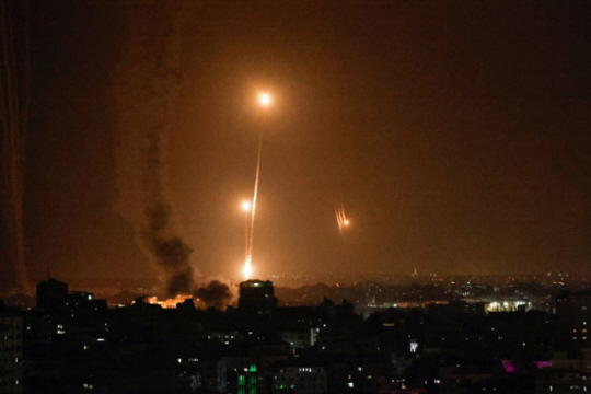 하마스가 쏜 로켓이 이스라엘쪽으로 날아가고 있다. [로이터연합] 