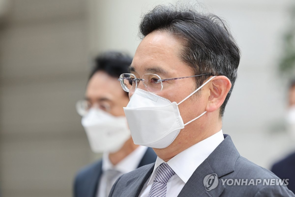이재용 삼성전자 회장이 13일 오전 서울 서초동 서울중앙지법에서 열린 자신의 재판에 참석하고 있다.