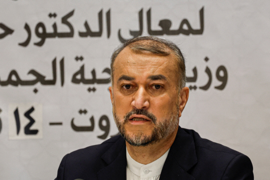 호세인 아미르 압돌라히안 이란 외무장관이 14일 레바논 베이루트 이란대사관에서 기자회견을 하고 있다. [AFP연합]