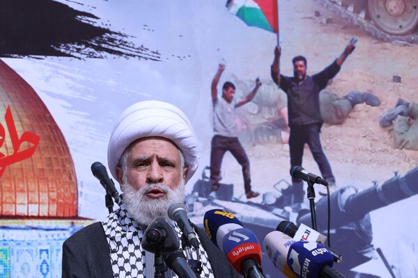 레바논 시아파 무장단체 헤즈볼라의 부사령관 셰이크 나임 카셈(Sheikh Naim Qassem)이 13일(현지시간) 베이루트에서 열린 집회에서 연설을 하고 있다. [AFP연합]