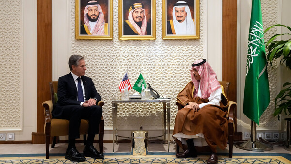 토니 블링컨 미국 국무부 장관이 14일(현지시간) 사우디아라비아 리야드에서 파이살 빈 파르한 사우디 외교부 장관과 회담하고 있다. [AP연합]