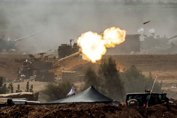 이스라엘군 M109 155mm 자주포가 12일(현지시간) 남부의 가자지구 국경 인근에서 포탄을 발사하고 있다. 이스라엘은 팔레스타인 무장 정파 하마스가 통치하는 가자지구에 연일 보복 공습을 퍼붓고 있다. [AFP연합]