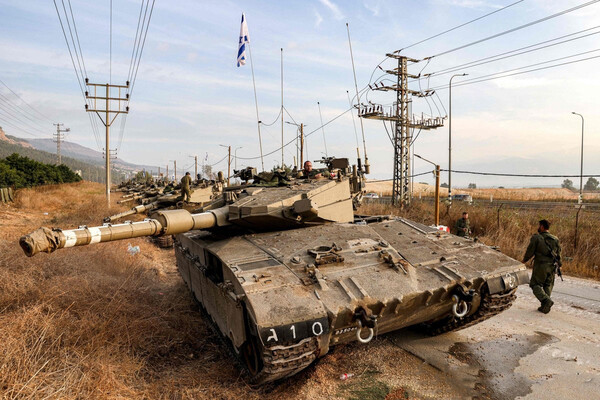 이스라엘 탱크들이 11일(현지시간) 레바논과의 국경지대 인근 갈릴리호 북부에 모여있다. [AFP연합]