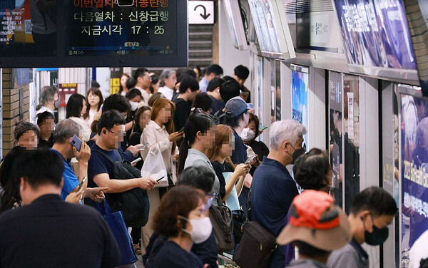 지난 9월 14일 전국철도노동조합이 파업에 들어가 1호선 서울역 승강장이 퇴근길 시민들로 북적이는 모습. [연합뉴스]