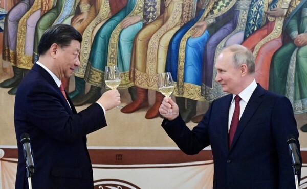 지난 3월 러시아 모스크바 크렘린에서 만난 블라디미르 푸틴 러시아 대통령과 시진핑 중국 국가주석. [로이터]