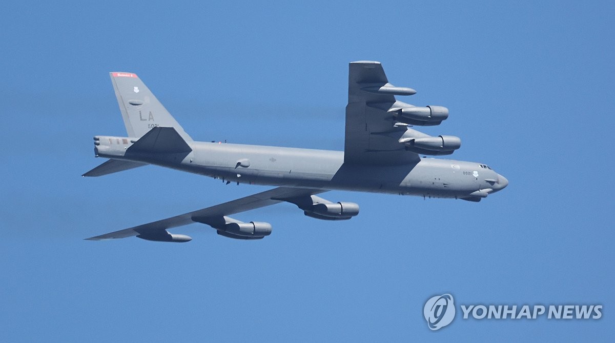 '전략핵폭격기' 美 B-52, 서울 상공 비행···활공 후 청주 공군기지에 착륙