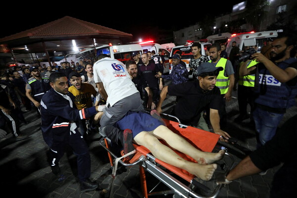 이스라엘군의 공습으로 추정되는 공격으로 부상당한 가자지구의 한 민간인이 병원으로 후송되고 있다. [로이터연합]
