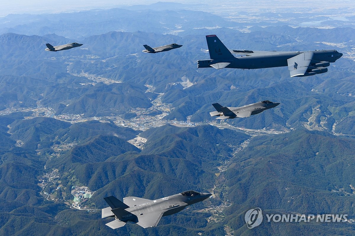 17일 미국 공군의 B-52H 전략폭격기와 한국 공군의 F-35A 전투기들이 한반도 상공에서 한미 연합공중훈련을 실시하고 있다. 2023.10.17(사진=연합뉴스)