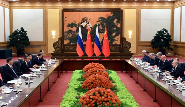 시진핑 중국 국가주석과 블라디미르 푸틴 러시아 대통령이 18일 정상회담을 시작했다고 로이터통신 등이 보도했다. 사진은 이날 베이징 인민대회당에서 시 주석(왼쪽 첫번째)과 푸틴 대통령(오른쪽 첫번째)이 정상회담을 하고 있는 모습. [로이터연합]