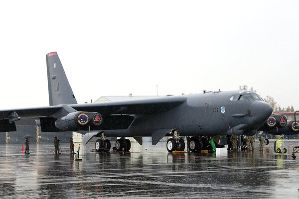 19일 미군 전략폭격기 B-52H '스트래포트리스'가 청주 공군기지에 착륙해 있다. 주한미군은 이날 B-52H의 착륙을 언론에 공개했다. [국방부 제공]