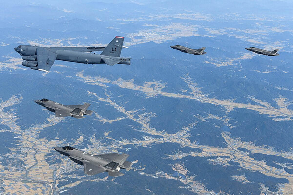 지난 17일 미국 공군의 B-52H 전략폭격기와 한국 공군의 F-35A 전투기들이 한반도 상공에서 한미 연합공중훈련을 실시하고 있다.  [공군 제공] 