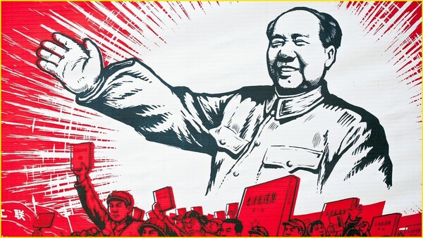 중국공산당은 중국인들을 생지옥의 현장으로 몰아넣은 마오쩌둥을 '살아 있는 신'으로 숭배하라고 부추겼다. 
