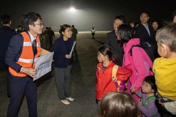 지난 14일 밤 이스라엘에서 출발해 경기 성남 서울공항에 도착한 일본인에게 주한일본대사관 직원이 수속 안내를 하고 있다. [사진공동취재]