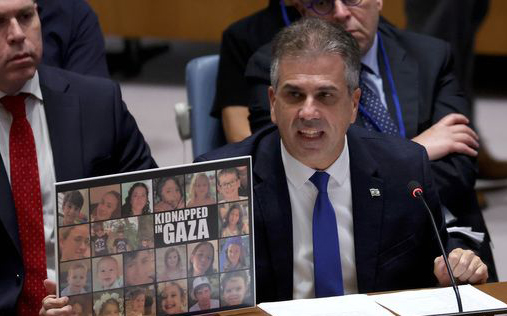 엘리 코헨 이스라엘 외무장관이 24일(현지시간) 미국 뉴욕 유엔본부에서 열린 유엔 안전보장이사회 회의에서 하마스 공격에 의한 이스라엘 민간인 희생자에 대해 발언하고 있다. [EPA연합]