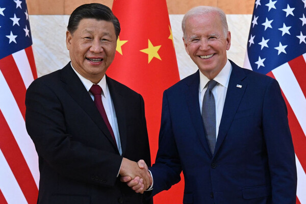 조 바이든 미국 대통령(오른쪽)과 시진핑 중국 국가 주석이 지난해 11월 인도네시아 휴양지 발리 누사두아에서 열린 주요 20개국(G20) 정상회의에서 악수를 하고 있다. [AFP연합]