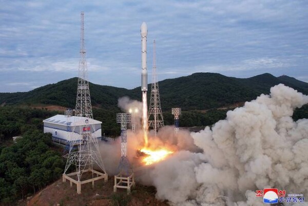 정찰위성 '만리경-1호'를 실은 위성운반로켓 '천리마-1형'이 날아오르는 모습. 북한이 지난 6월 1일 공개한 장면이다. [연합뉴스]