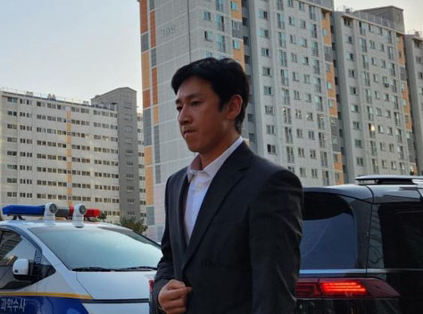 28일 오후 인천 논현경찰서에 조사를 받기 위해 출선하는 이선균. [연합뉴스]