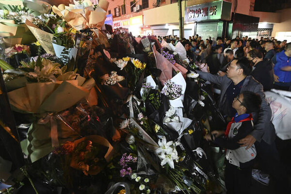 리커창의 갑작스런 죽음 소식이 전해지자 중국 전역에서 수많은 사람들이 그의 죽음을 추모하고 나섰다.