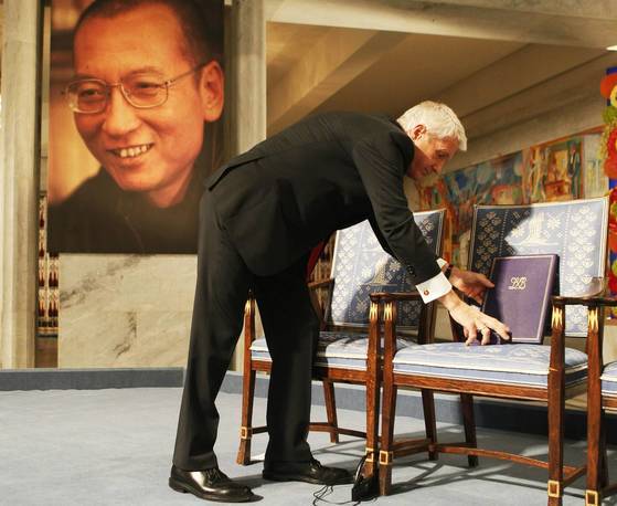 2010년 12월 10일 노벨위원회 위원장인 투르비오른 야글란드가 중국 당국의 불허로 류샤오보가 노벨평화상 시상식에 참석하지 못하자 빈 의자에 메달과 증서를 올려놓았다.
