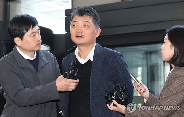 김범수 카카오 창업주가 지난달 23일 금감원 조사를 받기위해 출두하는 모습/연합뉴스