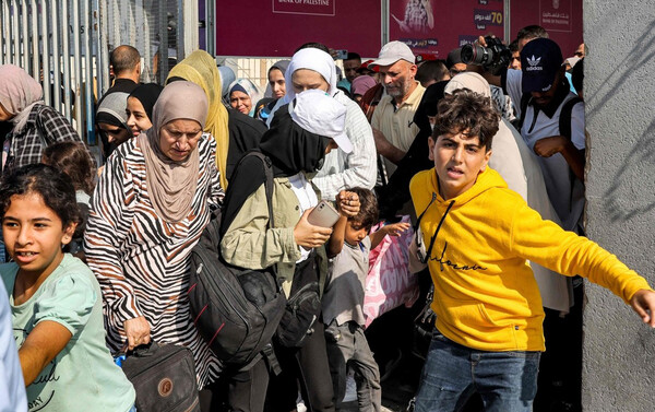 1일(현지시간) 팔레스타인 가자지구 남부에서 사람들이 이집트로 통하는 라파 국경을 통과하기 위해  몰리며 북새통을 이루고 있다. 이날 가자지구 내 외국 여권 소지자와 부상자 500여명의 이동을 위해 라파 국경 검문소가 개방됐다.  [AFP연합]