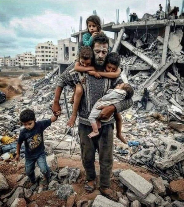 이스라엘군의 공습으로 폐허가 된 건물에서 아이들을 구해내는 팔레스타인 남성의 사진. [사진=X]