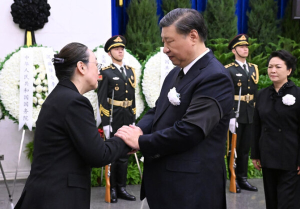 리커창 전 중국 국무원 총리의 영결식이 2일 베이징 바바오산 혁명공원에서 치러졌다. 이날 시진핑 중국 국가주석이 참석해 유가족과 악수하고 있다. [신화연합]