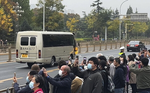 리커창 전 총리의 운구 행렬을 베이징 시민들이 지켜보고 있다. [AP연합]