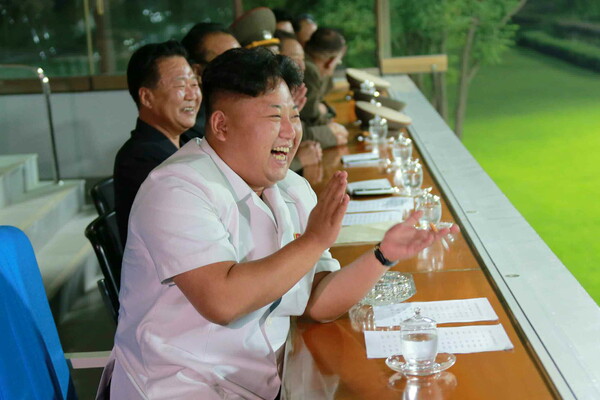 북한 김정은 국방위원위원장이 지난 2014년 8월 12일 인천아시안게임에 참가하는 북한 여자축구 대표팀의 연습경기를 관람하며 박수를 치고 있다. [연합뉴스]