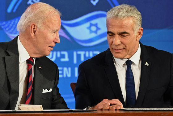 조 바이든 미국 대통령이 지난해 9월 14일 (현지시간) 예루살렘에서 야이르 라피드 이스라엘 임시 총리와 안보 협약에 서명을 한 뒤 얘기를 하고 있다. [AFP연합]