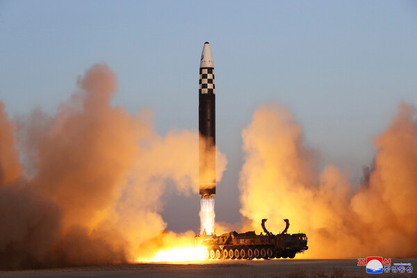  ICBM '화성-17형' 발사 장면. [조선중앙통신=연합뉴스]