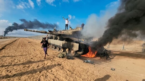 하산 에슬라이아가 AP통신에 제공한 사진. 이스라엘 탱크가 불타고 있다.  이스라엘 관리들은 이같은 사진을 찍으려면 하마스의 습격에 대한 사전 지식이 있어야 한다고 주장했지만 증거는 제공하지 않았다. 