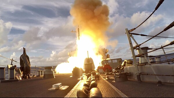 미해군의 알레이버크급 유도탄 구축함 벤포드가 2022년 6월 16일(현지시간) 필리핀해에서 진행된 훈련에서 SM-6 함대공 요격미사일을 시험발사하고 있다. [미 국방영상정보배포서비스 제공]