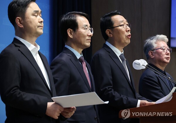 더불어민주당 김종민(왼쪽부터), 이원욱, 윤영찬, 조응천 의원이 16일 국회 소통관에서 '원칙과 상식' 출범 기자회견을 하고 있다. 