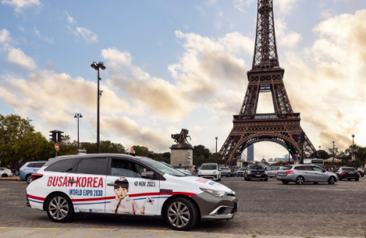 2030부산세계박람회 홍보 랩핑 처리된 파리 택시.[부산시 제공]