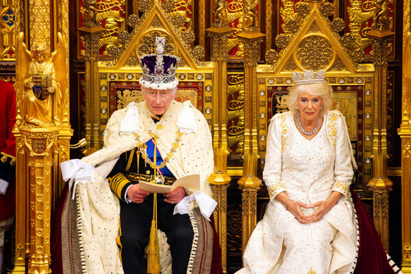 영국왕 찰스 3세(왼쪽)가 2023년 11월7일 웨스트민스터 의사당에서 커밀라 왕비가 지켜보는 가운데 의회 새 회기 개원 연설을 하고 있다. 국왕은 "나는 이달 국빈 방문하는 한국 대통령과 김건희 여사를 맞이하기를 고대하고 있다"고 말했다. [로이터연합]