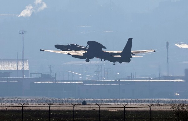 북한이 오는 22일부터 내달 1일 사이에 인공위성을 발사하겠다고 일본 정부에 통보한 21일 오전 경기도 평택시 주한미공군 오산기지에서 고공정찰기 U-2S가 이륙하고 있다.[연합뉴스]