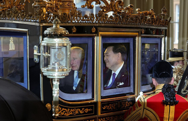 영국을 국빈 방문한 윤석열 대통령과 찰스 3세 영국 국왕이 21일(현지시간) 런던 호스가즈 광장에서 열린 공식환영식을 마친 뒤 마차를 타고 버킹엄궁에 도착하고 있다. [공동취재]