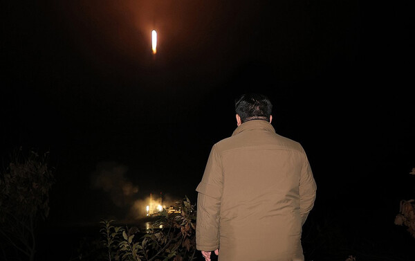 21일 군사정찰위성 1호기 '만리경-1호'의 발사발사장면을 지켜보는 김정은 위원장. [조선중앙통신=연합뉴스]