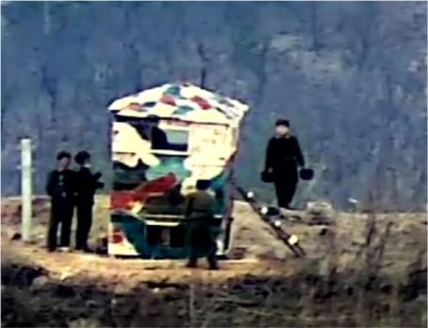 북한군이 일부 GP 터 상단에 목재로 감시소를 짓고 얼룩무늬로 도색한 모습. [국방부 제공]