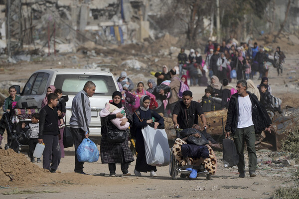 이스라엘과 하마스 휴전 기간을 이용해 피란길에 나선 팔레스타인 가자지구 주민들. [AP연합]