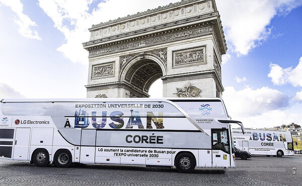  LG가 운영하는 부산 엑스포 유치 홍보 버스가 프랑스 파리의 주요 명소들을 순회하는 모습. [LG전자 제공]